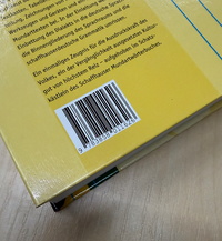 Ein Buchrücken auf dem die ISBN als EAN-Code abgebildet ist