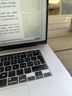 Wie fühlt es sich an, wenn das was dich bisher angetrieben hat, das was all dein Tun und Denken bestimmt hat, plötzlich in unerreichbare Distanz rückt? Wenn die Frage, die dein Leben bisher geprägt hat, droht für immer unbeantwortet zu bleiben?

Joe steckt genau in dieser Situation und es ist weder für seine Freunde Sam und Nick, noch für mich als Autor einfach, ihn in dieser Situation zu begleiten.

Willst du wissen, was für eine Frage Joes Leben derart prägt? Willst du ihn (und mich) auf diesem Weg begleiten? Dann bleib dabei auf diesem Profil.

#udl #autorenalltag #schreibleben26