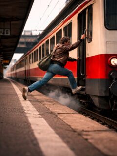 Ich bin ja noch in einer Zeit aufgewachsen, in der man auf einen Zug, der eben den Bahnhof verlässt, aufspringen konnte. Das Timing musste passen, damit ein solcher Sprung gelang.

Wieder in ein Roman-Projekt einzutauchen, dass einige Wochen brachgelegen hat, fühlt sich ähnlich an. Der Sprung ist geglückt und ich nun orientiere ich mich, wo genau ich mich denn befinde. Aber das Timing hat gepasst und ich bin froh, dass ich auf dieser Zugreise dabei bin…
#wiederdabei #udl #autorenleben