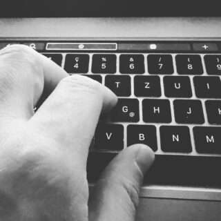 Was bringt es, einen Text zu überarbeiten? Worauf achtest du, wenn du Texte überarbeitest. Darüber habe ich mir in meinem aktuellen Blog-Eintrag (Link in der Bio) gedanken gemacht. Und gleich anhand eines Beispiels aus meinem Buchprojekt verdeutlicht. Was meinst du? ist der Absatz besser geworden durch die Überarbeitung?