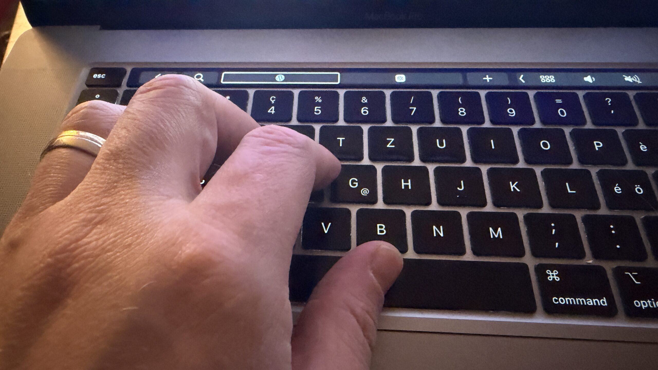 Finger auf Computertastatur.