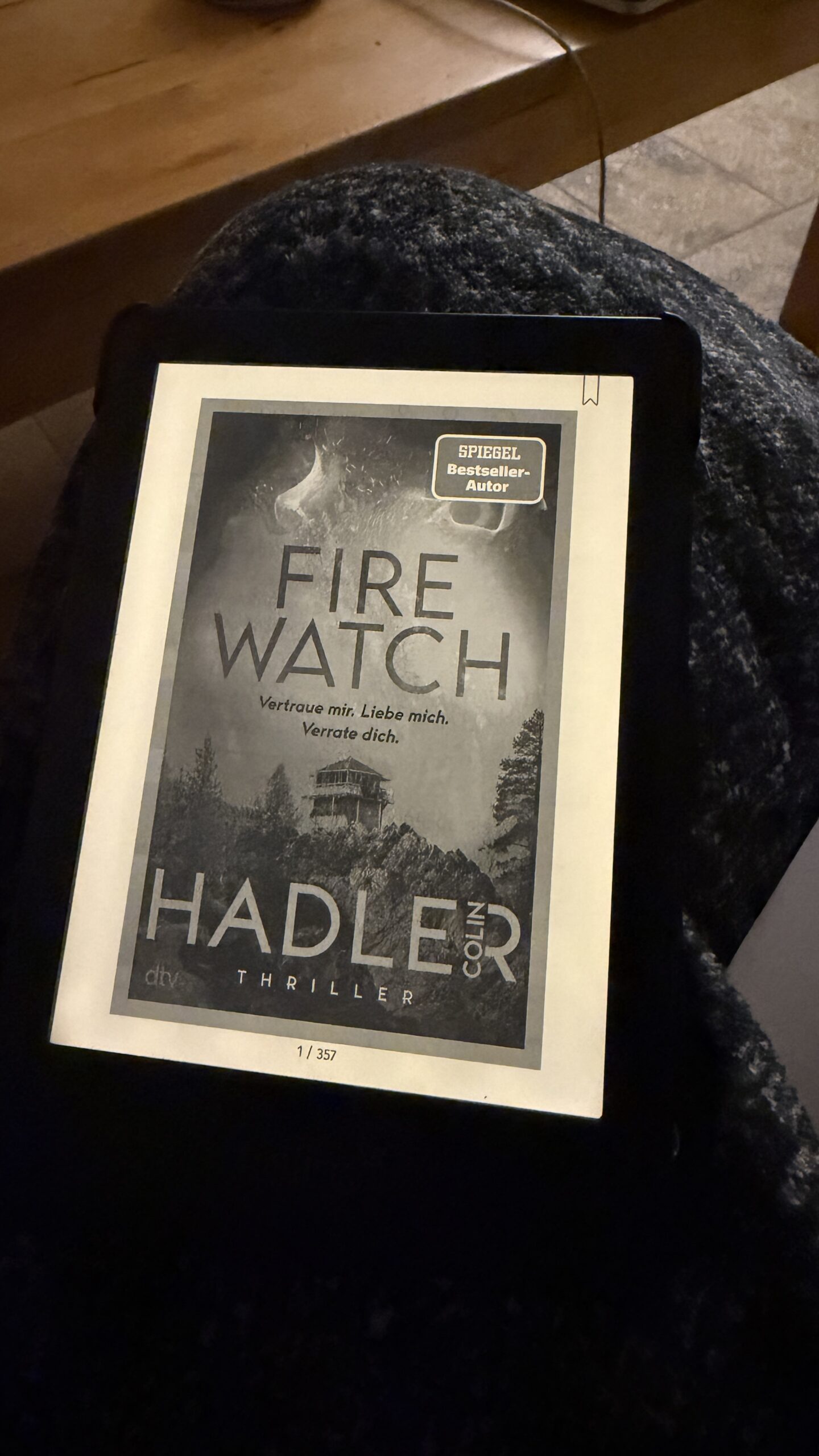 Ebook Reader mit dem Titelbild von "Firewatch" von Colin Hadler